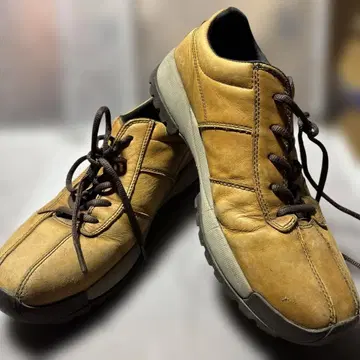 베이지 가죽 스니커즈