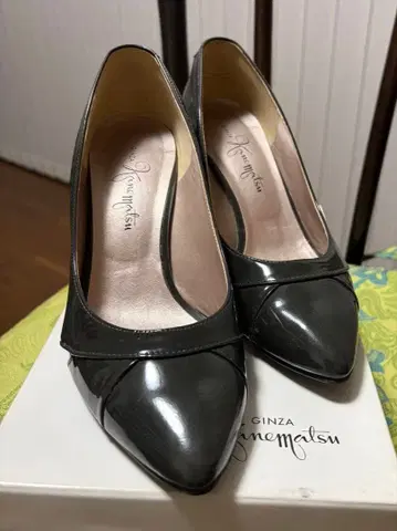 긴자 카네마츠 에나멜 다크 그레이 펌프스