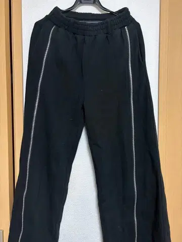 ELLUV 블랙 지퍼 플레어 스웨트 팬츠