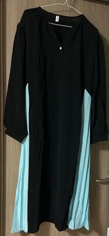 캐주얼 드레스 블랙과 스카이블루 배색 오부 소매