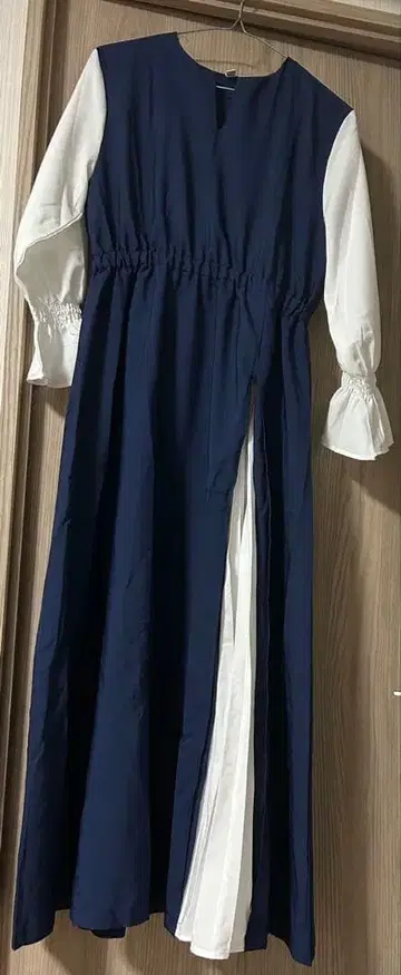 네이비와 화이트의 롱 원피스