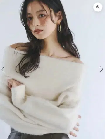 어뉴앙스 라쿤폭스 오프숄더 니트 풀오버