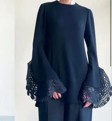 마메쿠로구치 자수 커프스 탑 - 블랙