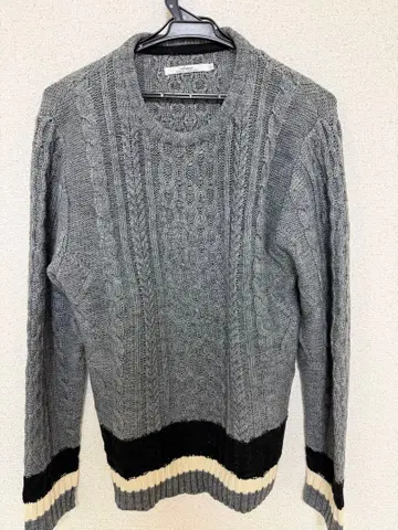 그레이 케이블 짜임 니트 스웨터