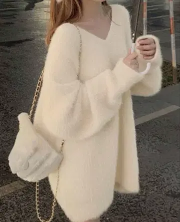 크림색 V넥 긴팔 미니 원피스