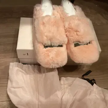 미사용 새상품 세르지오 로시 Sergio Rossi 퍼 소재 신발 38