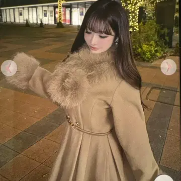 베이지 퍼 포함 롱 코트