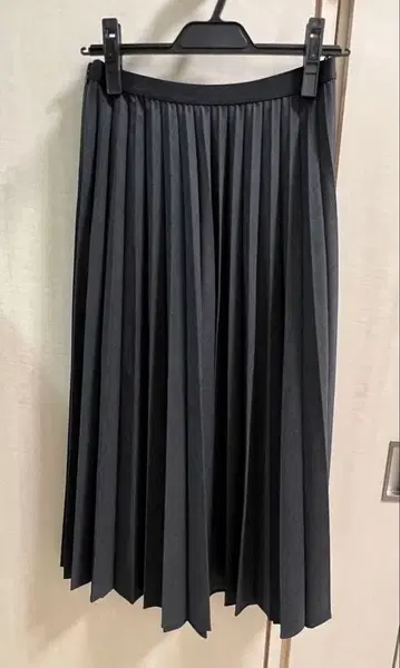 새상품 유니클로 플리츠 미디 스커트 다크 그레이 M
