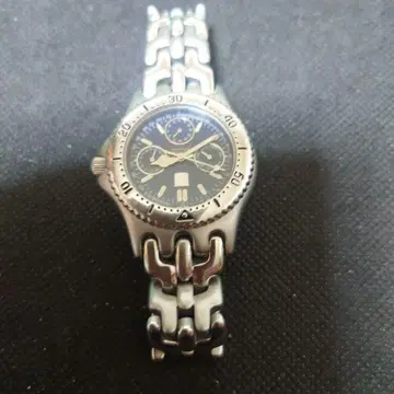 파란색 다이얼의 스테인리스 스틸 손목시계