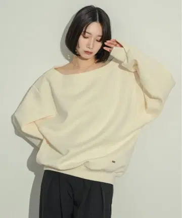 NEUNA 원숄 컷 맨투맨