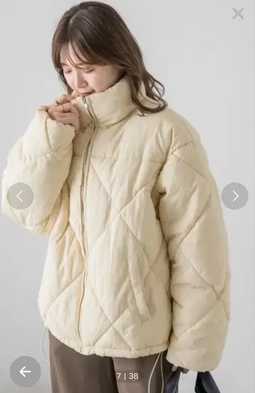 크림색 퀼팅 다운 자켓 후드 부착