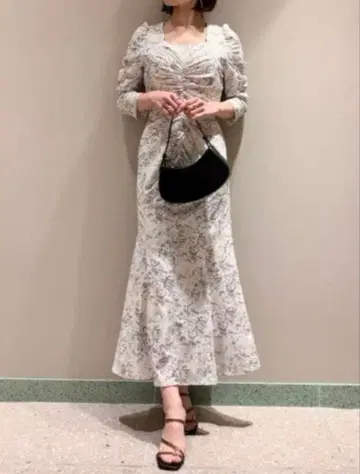 스나이델 바리에 프린트 셔링 원피스 아이보리