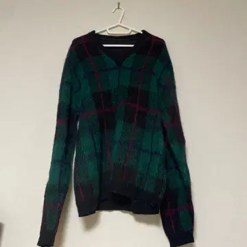 그린과 블랙 체크 무늬 V넥 니트 스웨터