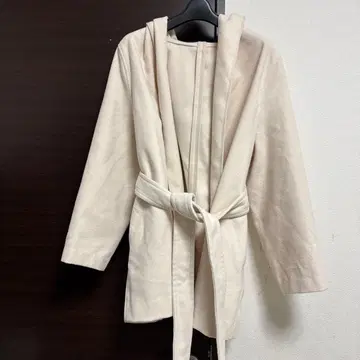 아이보리 플리스풍 후드 부착 코트