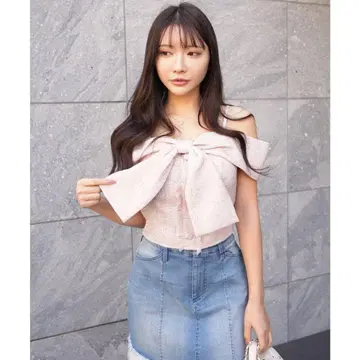 리본 포함 오프숄더 슬리브리스 상의