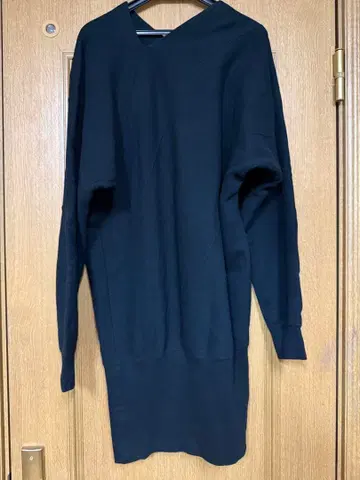 바바구리 비대칭 옷깃 블랙 V넥 트레이닝복