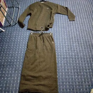 다크 그레이 맨투맨 스커트 셋업