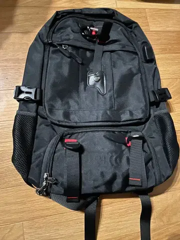 충전 포트 포함 블랙 백팩 50L