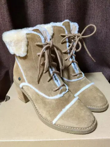 퍼 달린 스웨이드 어그 부츠