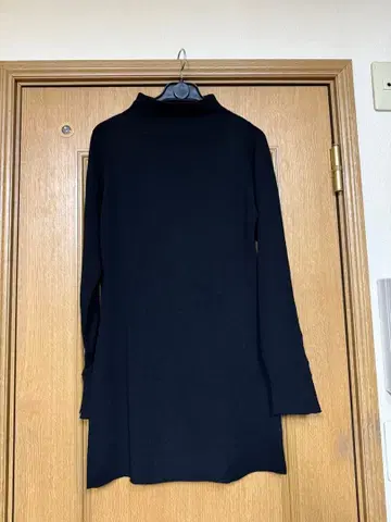 요건 레일 블랙 터틀넥 긴팔 니트