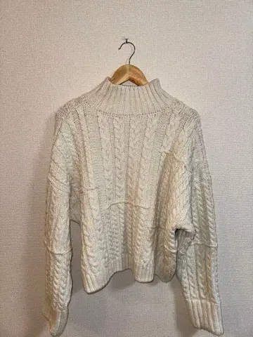 아이보리 케이블 니트 터틀넥 스웨터