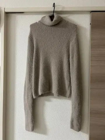 베이지 샤기 니트 터틀넥 니트 스웨터