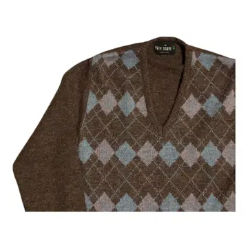 1606 PINE STATE 브라운 아가일 V넥 니트 스웨터