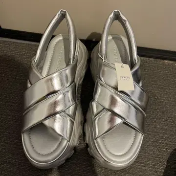 LOWRYS FARM 실버 샌들 M