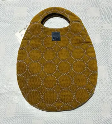 원형 무늬 핸드백 머스타드