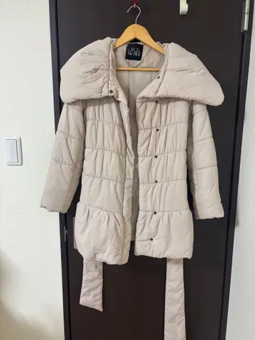 CECI McBEE 후드 부착 베이지 다운 자켓