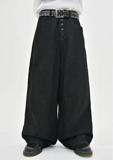 지저인 올 블랙 버튼 플라이 데님