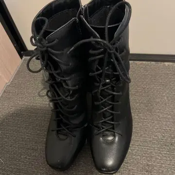 질스튜어트 레이스업 블랙 부츠