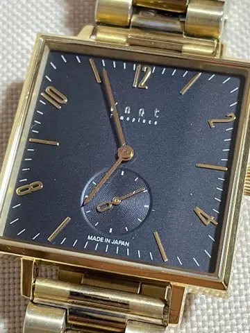 Knot SQ-32 쿼츠 손목시계 골드 스퀘어 디자인 작동 중