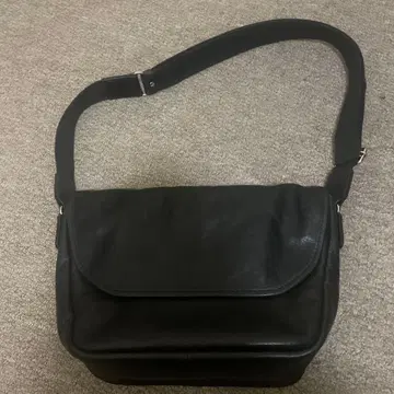 블랙 가죽 숄더백