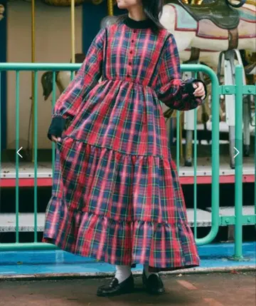 쿠틸과 레트로 체크 티어드 원피스