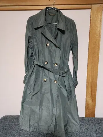 그레이 더블 브레스트 트렌치코트