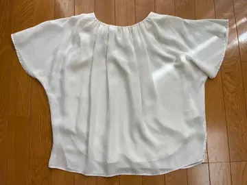 UNITED TOKYO의 턱 개더 블라우스