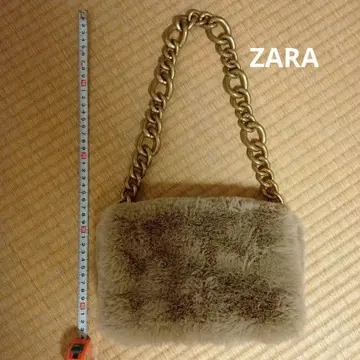 ZARA 베이지 퍼 금속 체인 숄더백