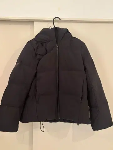 후드 부착 블랙 다운 자켓