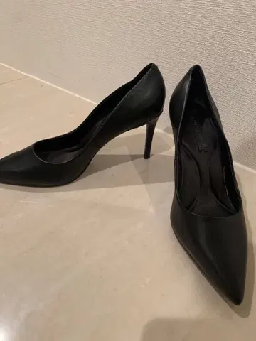 블랙 스틸레토 하이힐 [가격 인하 협상 가능]