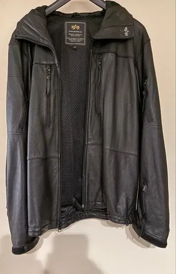 알파 인더스트리즈의 가죽 후디드 자켓 (마운틴 파카)