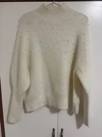 Mila Owen 미라 오웬 폼 슬리브 펄 디자인 니트