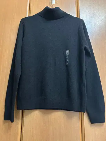 유니클로 캐시미어 터틀넥 스웨터 M 사이즈