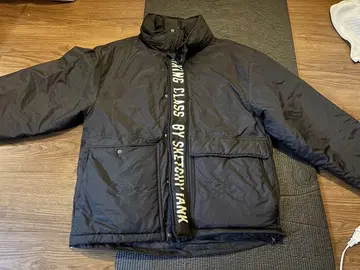 다운 자켓 블랙 로고 프린트