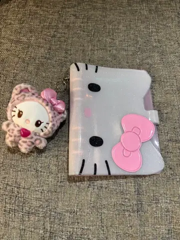 헬로키티 씰북과 봉제 인형 세트