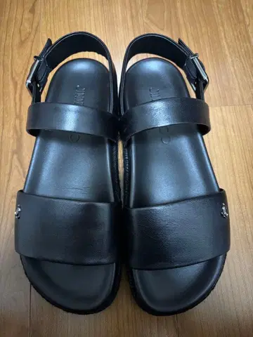 지미추 블랙 가죽 샌들 심플한 디자인