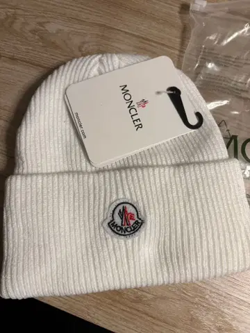 MONCLER 화이트 니트 모자