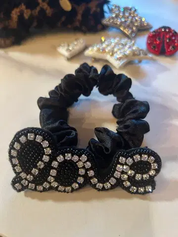 loulou 큐빅 장식 블랙 스크런치 love