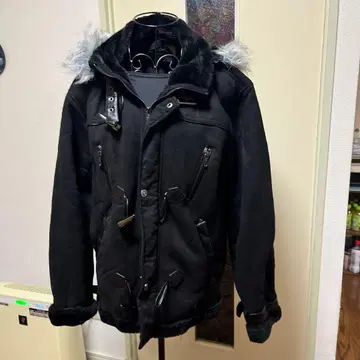 블랙 다운 자켓 퍼 후드 부착