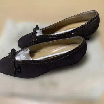 다크 브라운 리본 포함 펌프스 중간 힐